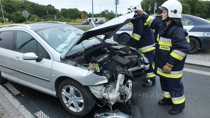 Zderzenie samochodów w Lubaszczu, dwie osoby trafiły do szpitala