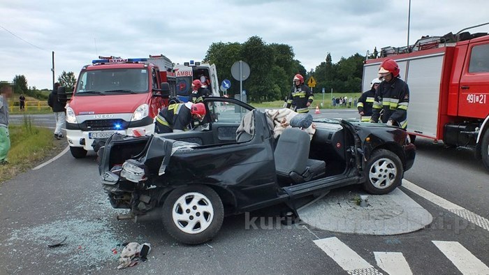 Zderzenie samochodów w Lubaszczu, dwie osoby trafiły do szpitala