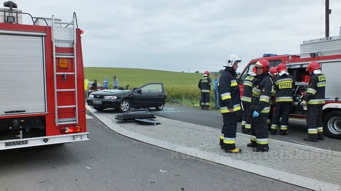 Zderzenie samochodów w Lubaszczu, dwie osoby trafiły do szpitala
