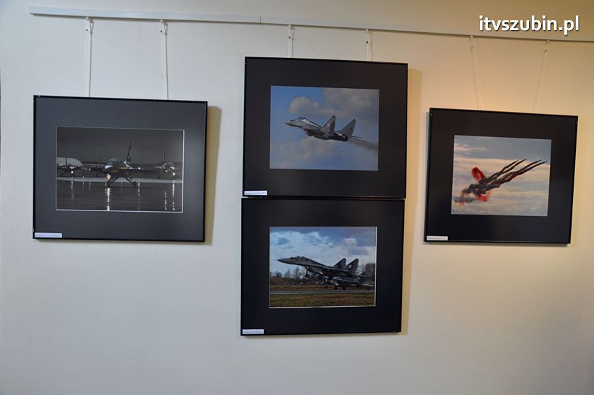 Bombowce, śmigłowce i samoloty szturmowe w bibliotece