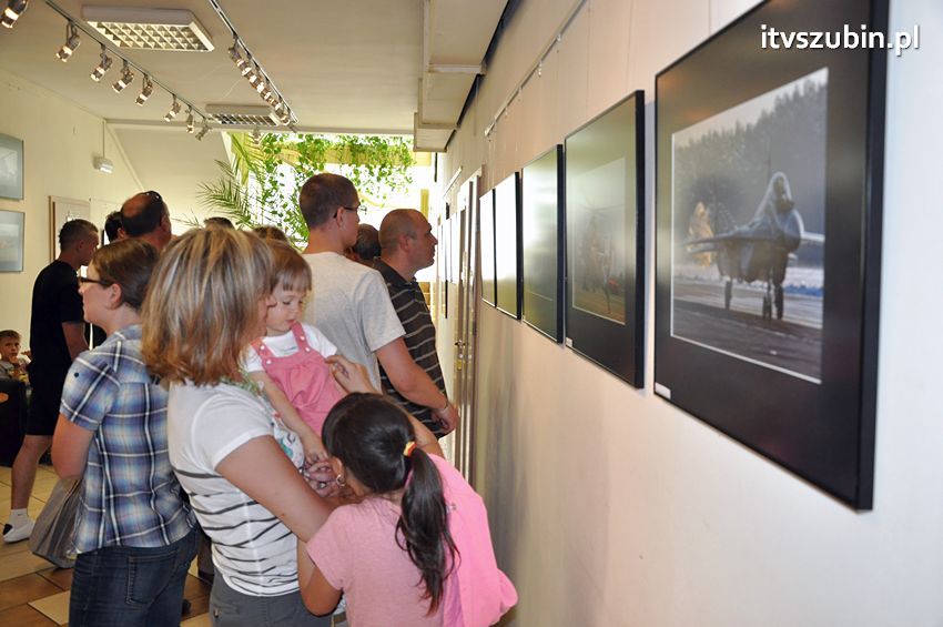 Bombowce, śmigłowce i samoloty szturmowe w bibliotece