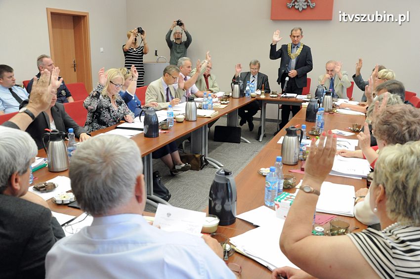 Szubińska dwójka już jesienią wzbogaci się o boisko wielofunkcyjne [FILM]