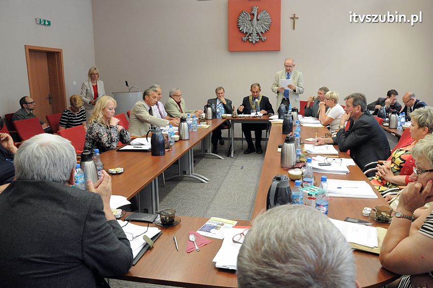 Szubińska dwójka już jesienią wzbogaci się o boisko wielofunkcyjne [FILM]