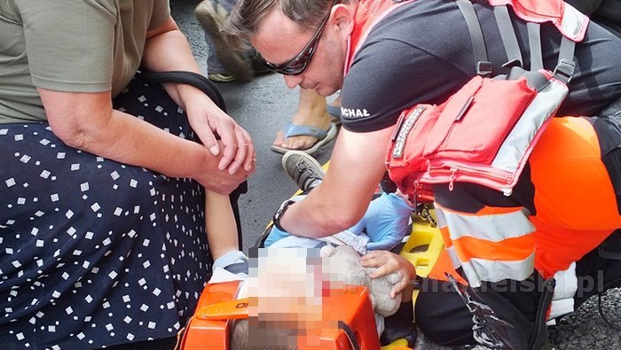 Zderzenie samochodów w Sadkach, dwoje dzieci w szpitalu