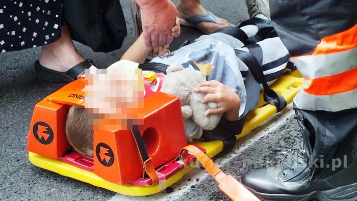 Zderzenie samochodów w Sadkach, dwoje dzieci w szpitalu