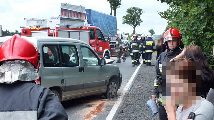 Zderzenie samochodów w Sadkach, dwoje dzieci w szpitalu