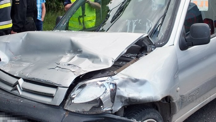 Zderzenie samochodów w Sadkach, dwoje dzieci w szpitalu