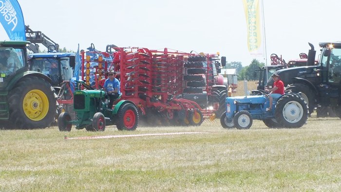 Parada ciągników i pokaz praktyczny możliwości maszyn rolniczych w Minikowie