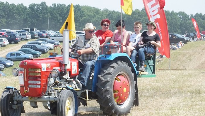 Parada ciągników i pokaz praktyczny możliwości maszyn rolniczych w Minikowie