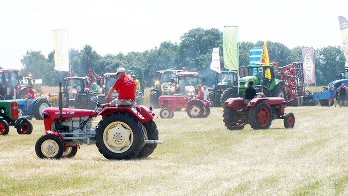 Parada ciągników i pokaz praktyczny możliwości maszyn rolniczych w Minikowie