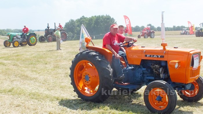 Parada ciągników i pokaz praktyczny możliwości maszyn rolniczych w Minikowie