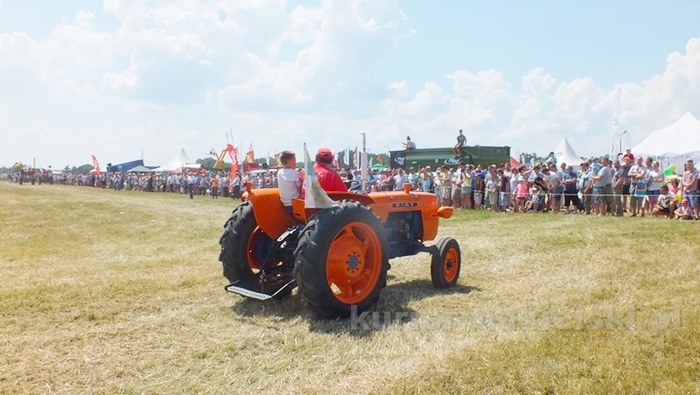 Parada ciągników i pokaz praktyczny możliwości maszyn rolniczych w Minikowie