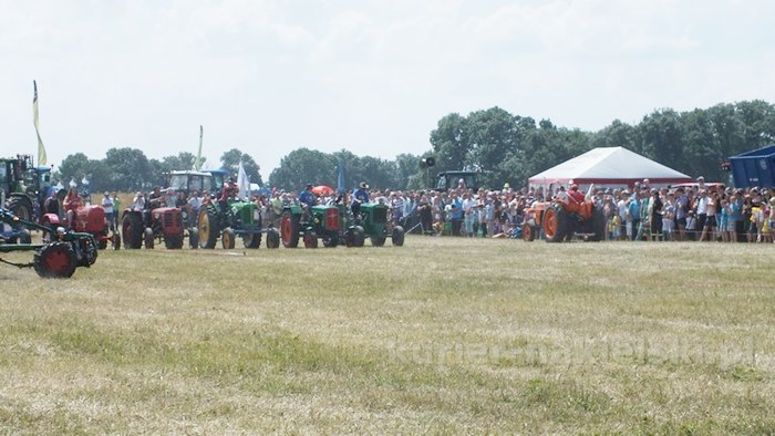 Parada ciągników i pokaz praktyczny możliwości maszyn rolniczych w Minikowie