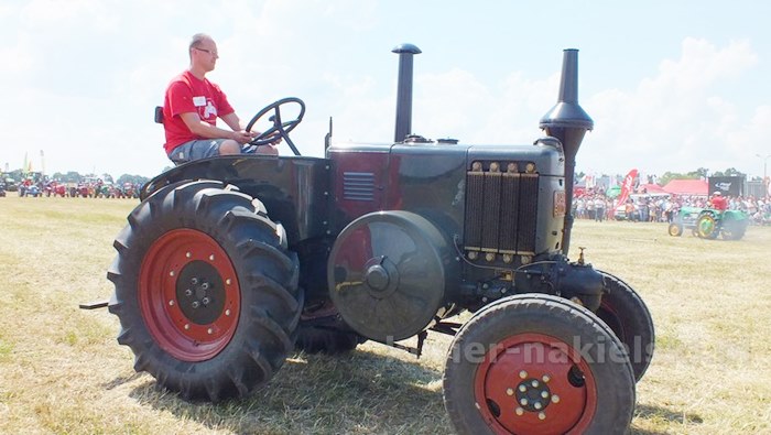 Parada ciągników i pokaz praktyczny możliwości maszyn rolniczych w Minikowie