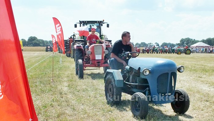 Parada ciągników i pokaz praktyczny możliwości maszyn rolniczych w Minikowie
