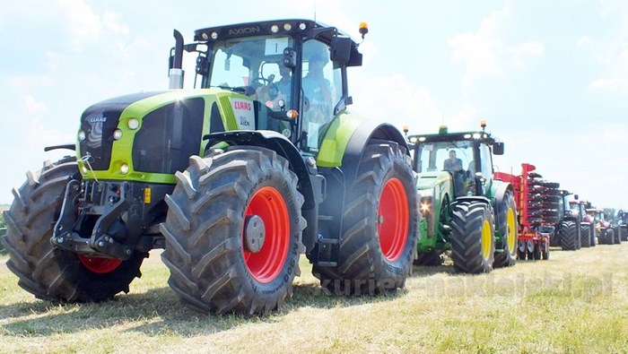 Parada ciągników i pokaz praktyczny możliwości maszyn rolniczych w Minikowie