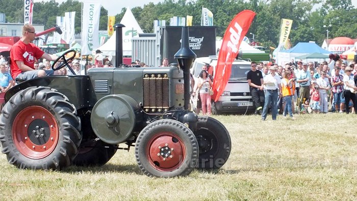 Parada ciągników i pokaz praktyczny możliwości maszyn rolniczych w Minikowie