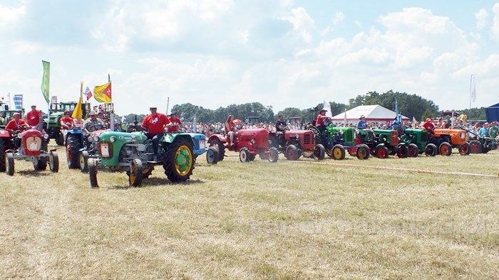 Parada ciągników i pokaz praktyczny możliwości maszyn rolniczych w Minikowie