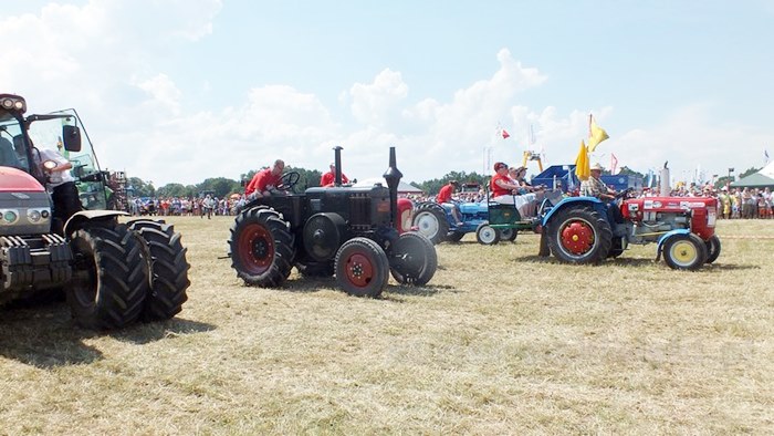 Parada ciągników i pokaz praktyczny możliwości maszyn rolniczych w Minikowie