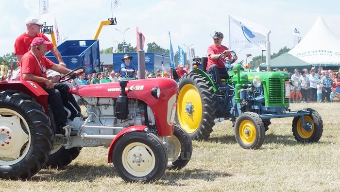 Parada ciągników i pokaz praktyczny możliwości maszyn rolniczych w Minikowie