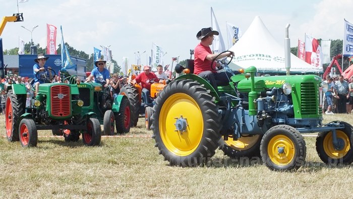 Parada ciągników i pokaz praktyczny możliwości maszyn rolniczych w Minikowie