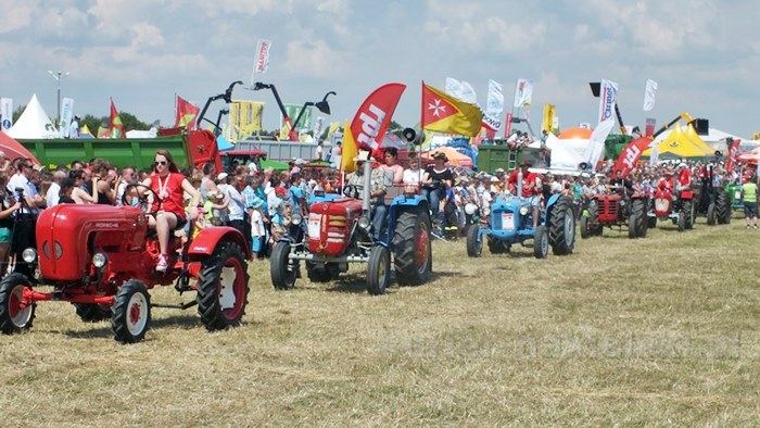 Parada ciągników i pokaz praktyczny możliwości maszyn rolniczych w Minikowie