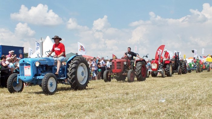 Parada ciągników i pokaz praktyczny możliwości maszyn rolniczych w Minikowie