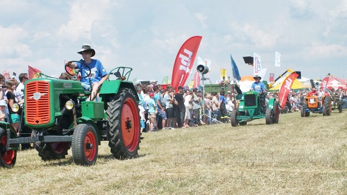 Parada ciągników i pokaz praktyczny możliwości maszyn rolniczych w Minikowie