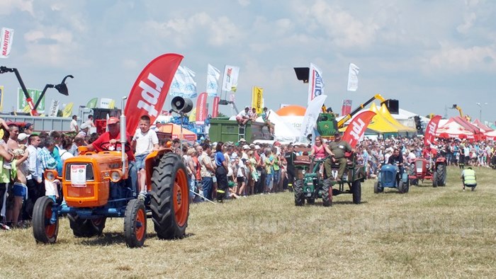 Parada ciągników i pokaz praktyczny możliwości maszyn rolniczych w Minikowie
