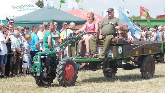 Parada ciągników i pokaz praktyczny możliwości maszyn rolniczych w Minikowie