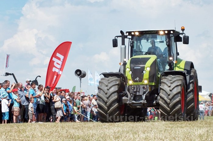 Parada ciągników i pokaz praktyczny możliwości maszyn rolniczych w Minikowie