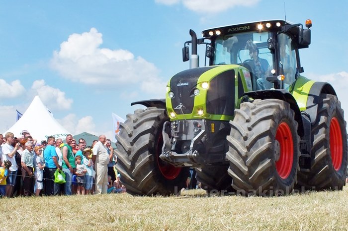 Parada ciągników i pokaz praktyczny możliwości maszyn rolniczych w Minikowie