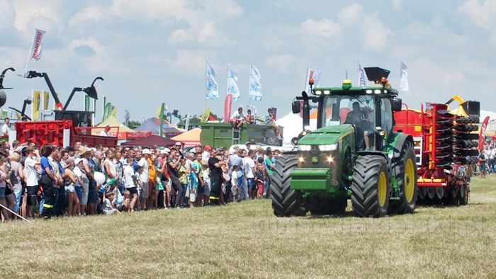 Parada ciągników i pokaz praktyczny możliwości maszyn rolniczych w Minikowie