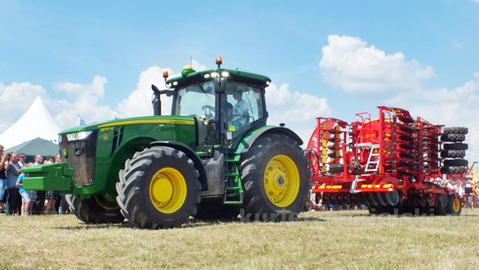 Parada ciągników i pokaz praktyczny możliwości maszyn rolniczych w Minikowie