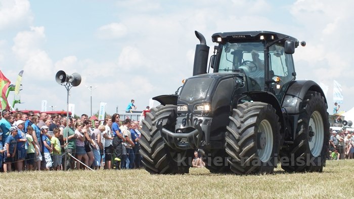 Parada ciągników i pokaz praktyczny możliwości maszyn rolniczych w Minikowie