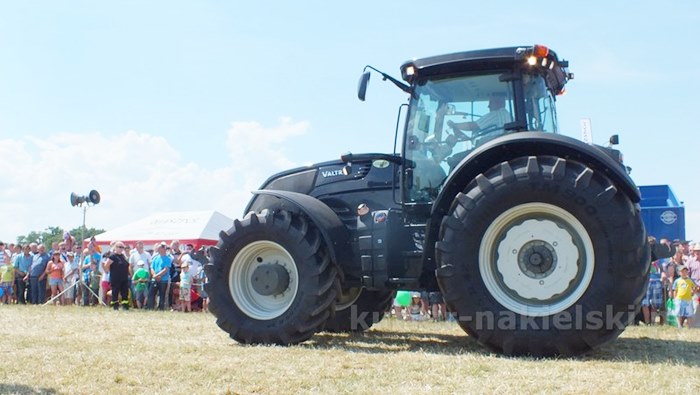 Parada ciągników i pokaz praktyczny możliwości maszyn rolniczych w Minikowie