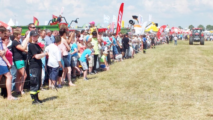 Parada ciągników i pokaz praktyczny możliwości maszyn rolniczych w Minikowie