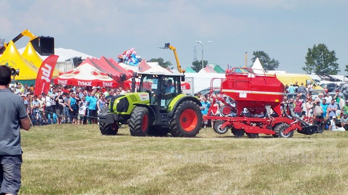 Parada ciągników i pokaz praktyczny możliwości maszyn rolniczych w Minikowie