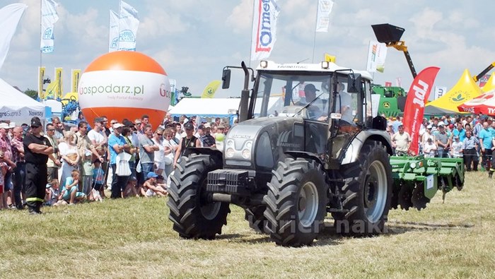 Parada ciągników i pokaz praktyczny możliwości maszyn rolniczych w Minikowie