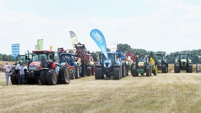 Parada ciągników i pokaz praktyczny możliwości maszyn rolniczych w Minikowie
