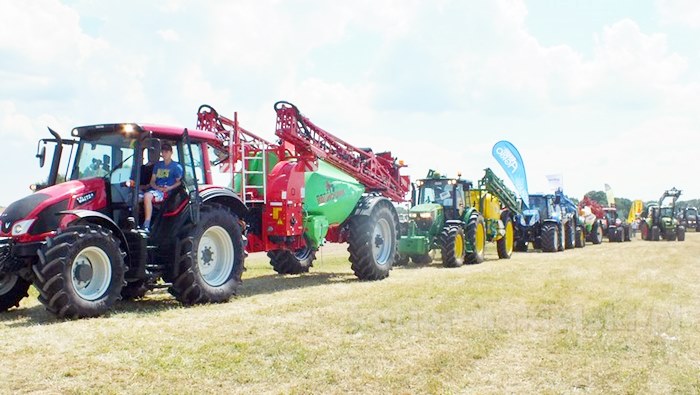 Parada ciągników i pokaz praktyczny możliwości maszyn rolniczych w Minikowie