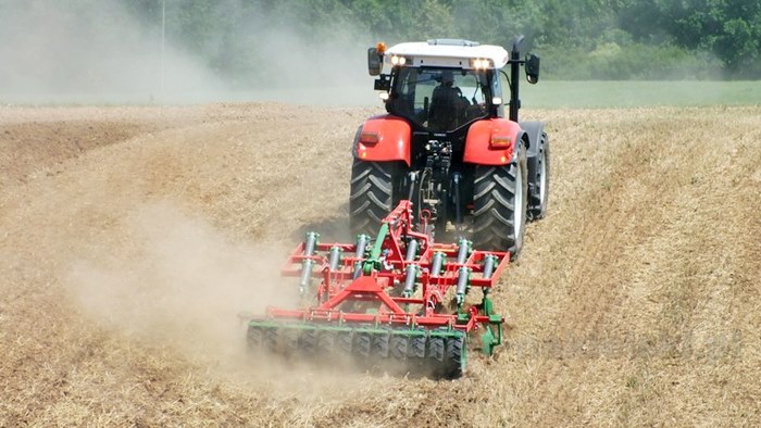 Parada ciągników i pokaz praktyczny możliwości maszyn rolniczych w Minikowie