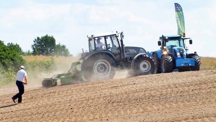 Parada ciągników i pokaz praktyczny możliwości maszyn rolniczych w Minikowie