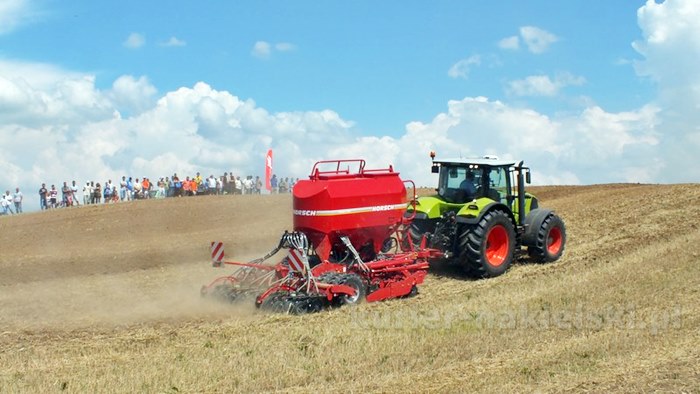Parada ciągników i pokaz praktyczny możliwości maszyn rolniczych w Minikowie