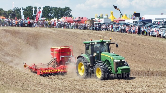 Parada ciągników i pokaz praktyczny możliwości maszyn rolniczych w Minikowie