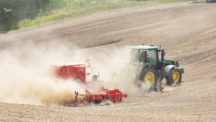 Parada ciągników i pokaz praktyczny możliwości maszyn rolniczych w Minikowie