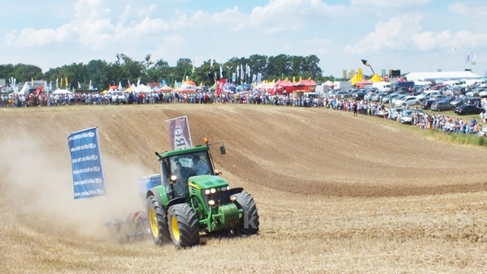 Parada ciągników i pokaz praktyczny możliwości maszyn rolniczych w Minikowie