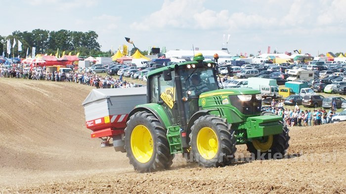 Parada ciągników i pokaz praktyczny możliwości maszyn rolniczych w Minikowie