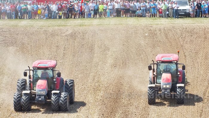 Parada ciągników i pokaz praktyczny możliwości maszyn rolniczych w Minikowie
