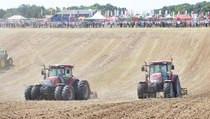 Parada ciągników i pokaz praktyczny możliwości maszyn rolniczych w Minikowie